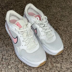 NIKE SNEAKERS / TENNIS SHOES